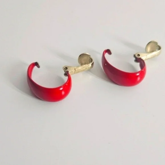 🔥3/$20 Vintage Trifari Red Earrings - Picture 6 of 8